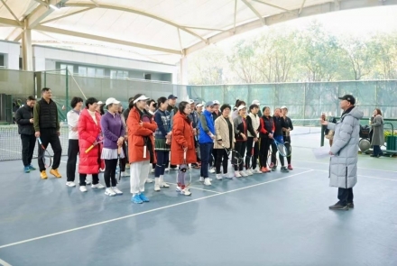 集团“午间网球教学”活动火热进行中